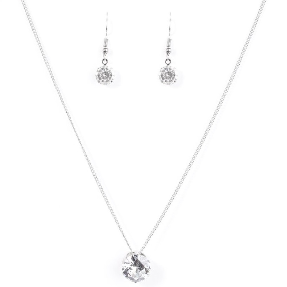 What a beautiful 💎 Available again!!